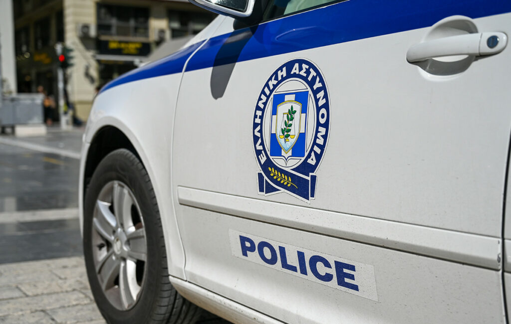Ανατροπή γερανοφόρου οχήματος σε καφετέρια στη Γλυφάδα