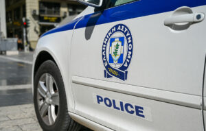 Ανατροπή γερανοφόρου οχήματος σε καφετέρια στη Γλυφάδα