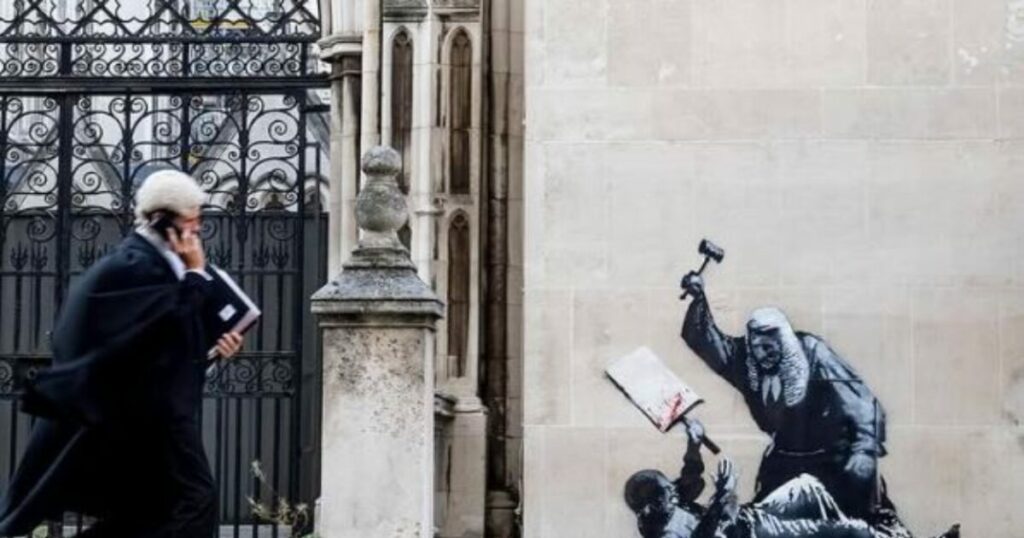 Νέο γκράφιτι του Banksy έξω από τα Βασιλικά Δικαστήρια του Λονδίνου 5 Νέο γκράφιτι του Banksy έξω από τα Βασιλικά Δικαστήρια του Λονδίνου