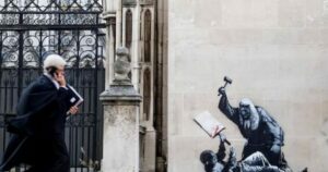 Νέο γκράφιτι του Banksy έξω από τα Βασιλικά Δικαστήρια του Λονδίνου