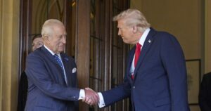 Ο βασιλιάς Κάρολος και η στιλιστική του συνέπεια με Τραμπ και Μπάιντεν