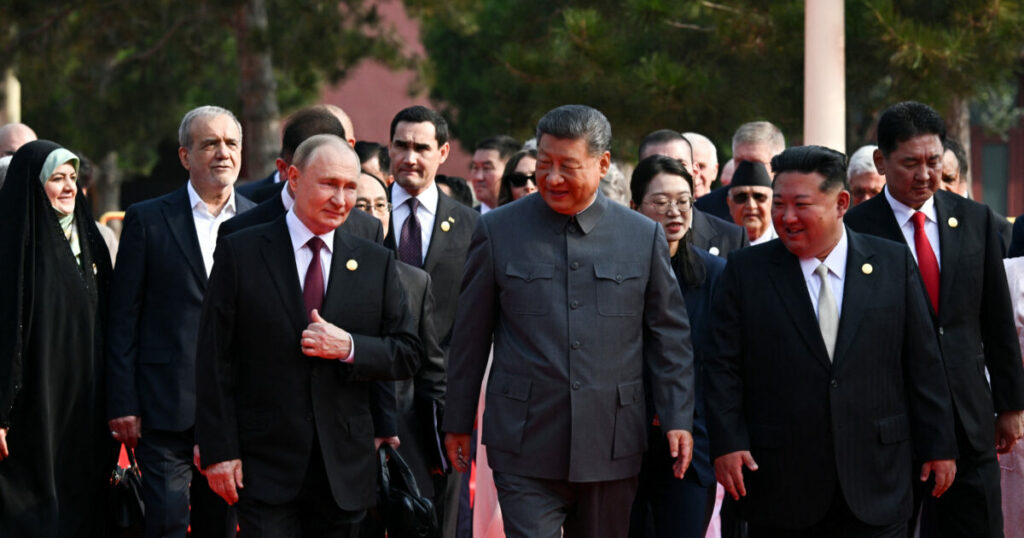 Εντυπωσιακή στρατιωτική παρέλαση στην Κίνα με Σι, Πούτιν και Κιμ