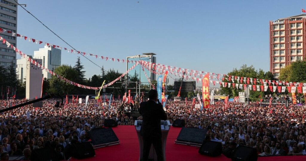 Διαδήλωση του CHP στην Άγκυρα συγκεντρώνει χιλιάδες πολίτες - «Ερντογάν, έχεις δει ποτέ την πλατεία Ταντογκάν έτσι;»