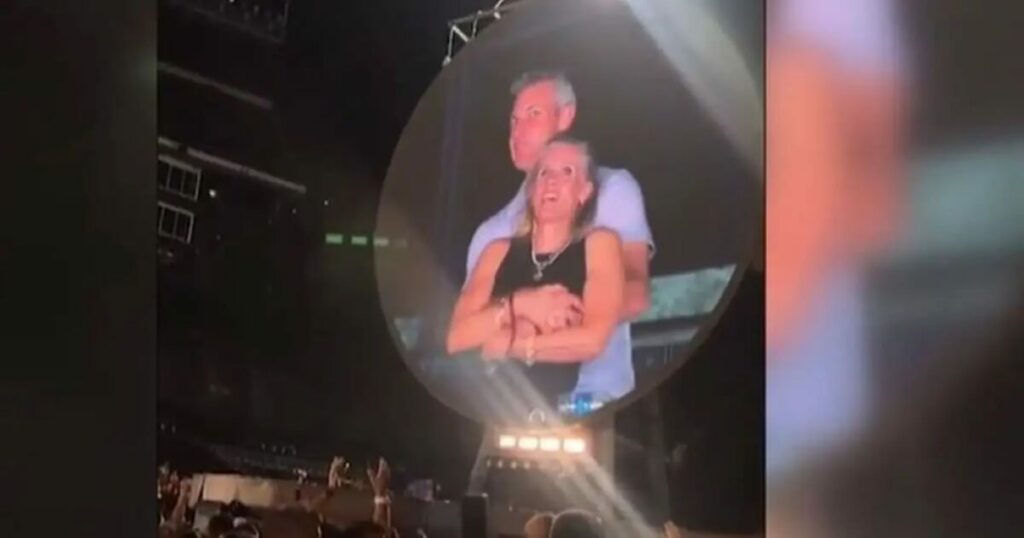 Coldplay: Η γυναίκα που «πιάστηκε» στην kiss cam του live, ζητά διαζύγιο 1 Coldplay: Η γυναίκα που «πιάστηκε» στην kiss cam του live, ζητά διαζύγιο
