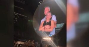 Coldplay: Η γυναίκα που «πιάστηκε» στην kiss cam του live, ζητά διαζύγιο