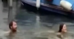 Πρόστιμο σε Βρετανούς τουρίστες για κολύμπι στο κανάλι της Βενετίας
