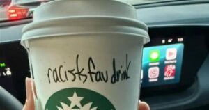 Απολύθηκε υπάλληλος Starbucks για ρατσιστικό μήνυμα σε ποτήρι