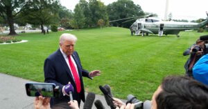 Τραμπ: «Πρέπει να φέρω Πούτιν και Ζελένσκι στο ίδιο τραπέζι»