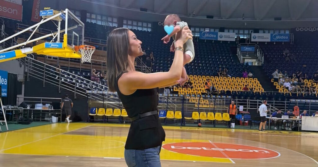 Η Δώρα Παντέλη γιόρτασε τη νίκη της Εθνικής με τον γιο της στο γήπεδο