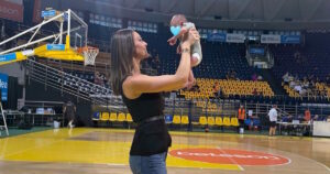 Η Δώρα Παντέλη γιόρτασε τη νίκη της Εθνικής με τον γιο της στο γήπεδο