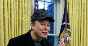 Κριτική Στάρμερ για Μασκ και τις δηλώσεις του στη διαδήλωση της ακροδεξιάς