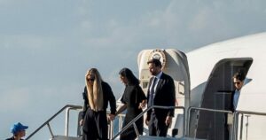 Η σύζυγος του Τζέι Ντι Βανς παρηγορεί τη χήρα του Τσάρλι Κερκ κατά τη μεταφορά του φέρετρου