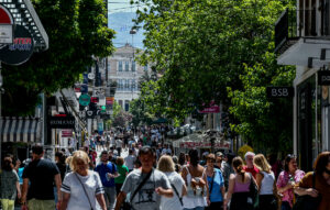 Δημογραφική συρρίκνωση στην Ελλάδα: Χάνεται μία πόλη κάθε χρόνο