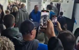 Θερμή υποδοχή της Εθνικής μπάσκετ από τους Έλληνες φιλάθλους στη Ρίγα