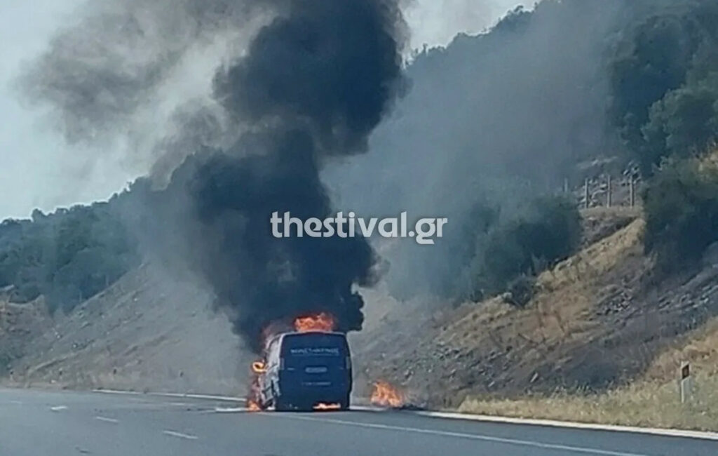 Φωτιά σε φορτηγό στην Εγνατία Οδό – Επεκτάθηκε σε θάμνους