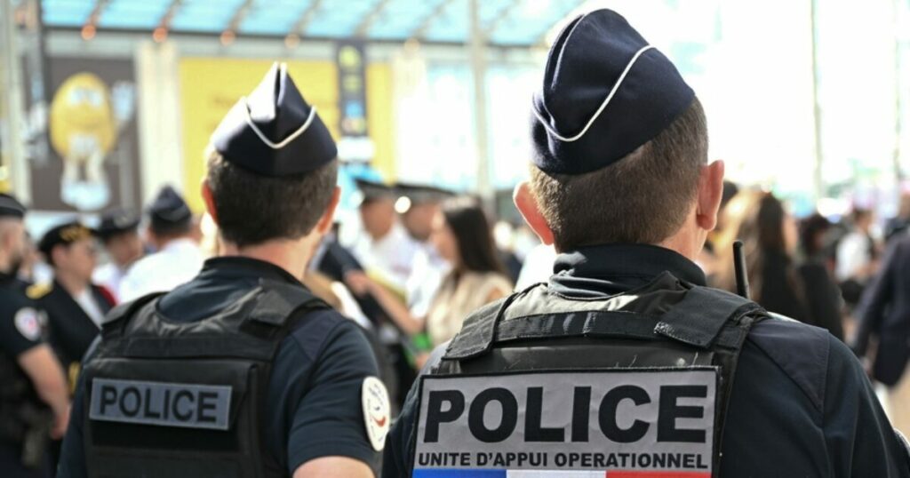 Γαλλία: Γουρουνοκεφαλές μπροστά σε τζαμιά στο Παρίσι 2 Γαλλία: Γουρουνοκεφαλές μπροστά σε τζαμιά στο Παρίσι