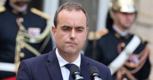 Ο Σεμπαστιέν Λεκορνί ανακαλεί την κατάργηση δύο αργιών
