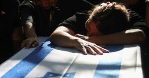 Κηδεία δύο ομήρων της Χαμάς στο Ισραήλ μετά την ταυτοποίηση τους
