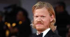 Νέα ταινία «Jonty» με πρωταγωνιστές τους Τζέσι Πλέμονς και Κόουλ Εσκόλα