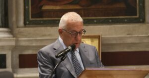 Συγκινητική ομιλία του Νικήτα Κακλαμάνη για τα μνήματα φυλακισμένων στην Κύπρο