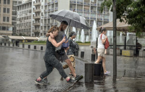 Σφοδρή κακοκαιρία αναμένεται: Οκτώ περιοχές που θα πλήξει με ισχυρές βροχές