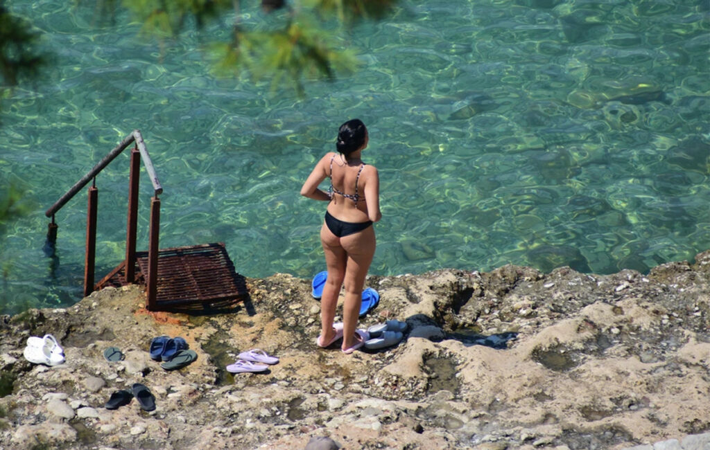 Αθηναίοι κατακλύζουν τις παραλίες – Υψηλές θερμοκρασίες άνω των 35 βαθμών