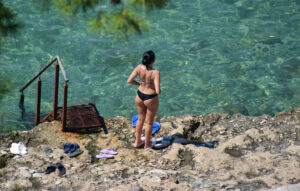 Αθηναίοι κατακλύζουν τις παραλίες – Υψηλές θερμοκρασίες άνω των 35 βαθμών