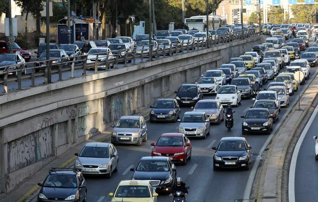 Κίνηση στην Αθήνα: Χάος στους δρόμους και μποτιλιάρισμα στον Κηφισό