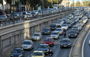 Κίνηση στην Αθήνα: Χάος στους δρόμους και μποτιλιάρισμα στον Κηφισό