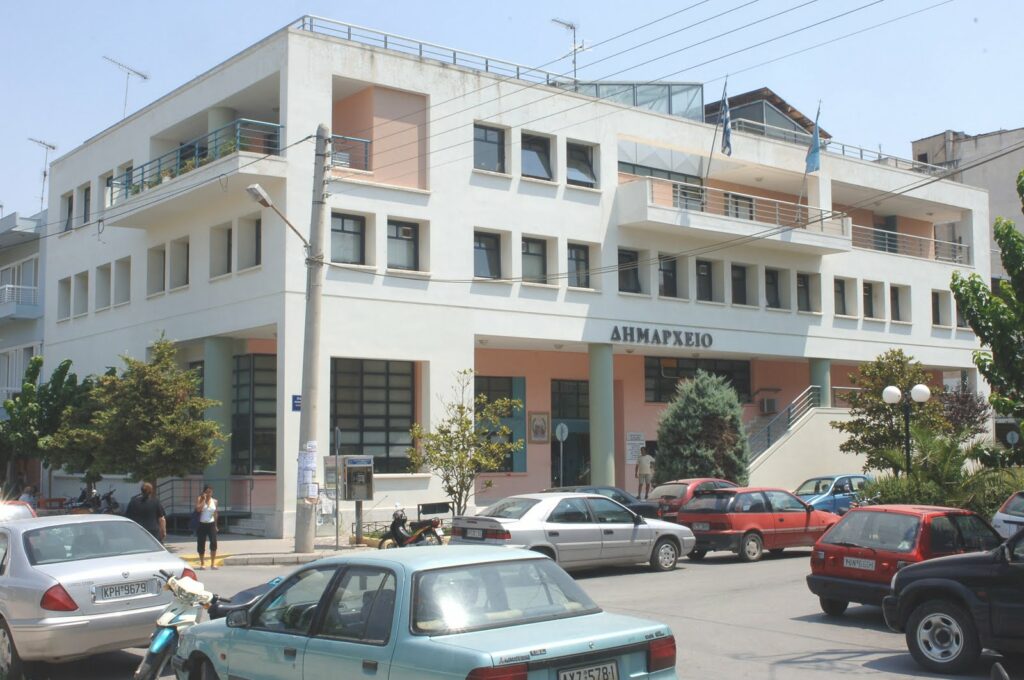 Δεύτερος δήμαρχος χάνει την πλειοψηφία στο δημοτικό συμβούλιο