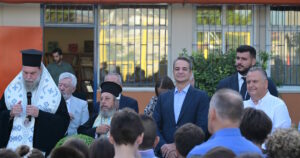 Ο Κυριάκος Μητσοτάκης στο 8ο Δημοτικό Σχολείο Φιλαδέλφειας