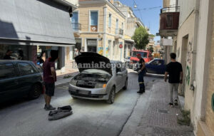 Φωτιά σε αυτοκίνητο κατά τη διάρκεια της οδήγησης στη Λαμία