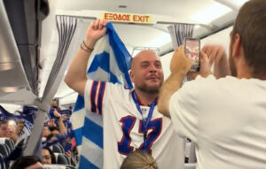 Ελληνες φίλαθλοι αναχωρούν για τη Ρίγα – Πανηγυρικό κλίμα πριν τον αγώνα με την Τουρκία