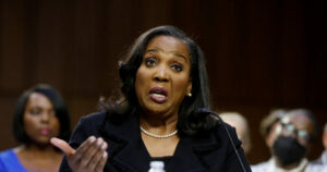 Δικαστική απόφαση αναστέλλει την απόλυση της Λίζα Κουκ από τον Ντόναλντ Τραμπ