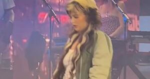 Η Lola Young κατέρρευσε στη σκηνή σε φεστιβάλ της Νέας Υόρκης - «Τώρα είμαι καλά»
