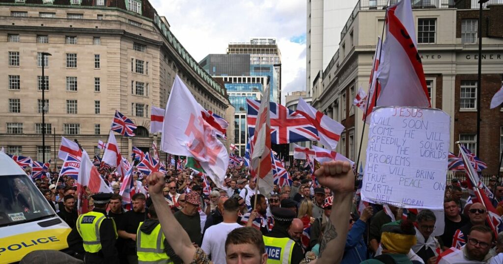 Κιρ Στάρμερ: Η σημαία της Βρετανίας δεν θα παραδοθεί στην ακροδεξιά