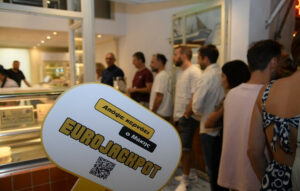 Ο Μάκης κεράσε τα πάντα μετά τη νίκη του στο Eurojackpot