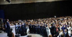 Μαρέβα Γκραμπόφσκι: Παρακολούθησε την ομιλία Μητσοτάκη στη ΔΕΘ με λευκό κοστούμι
