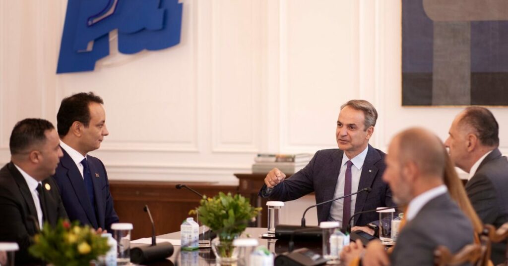 Συνάντηση Μητσοτάκη με τον γιο του Χάφταρ στο Μέγαρο Μαξίμου 6 Συνάντηση Μητσοτάκη με τον γιο του Χάφταρ στο Μέγαρο Μαξίμου