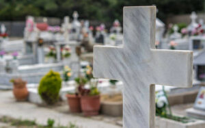 Κριτική από την αντιπολίτευση για την κατάσταση στα νεκροταφεία