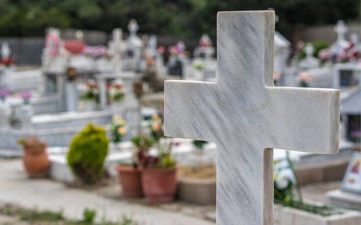 Κριτική από την αντιπολίτευση για την κατάσταση στα νεκροταφεία