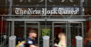 Η CEO των New York Times απαντά στον Τραμπ: Η εταιρεία δεν θα υποχωρήσει