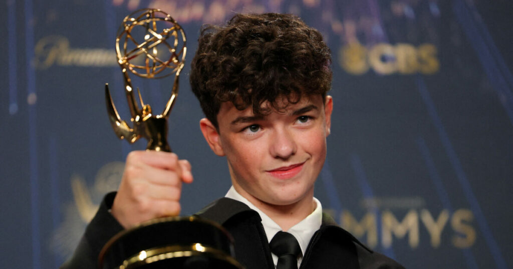 Emmy 2025: Ο 15χρονος Όουεν Κούπερ γράφει ιστορία με το βραβείο Β' ανδρικού ρόλου