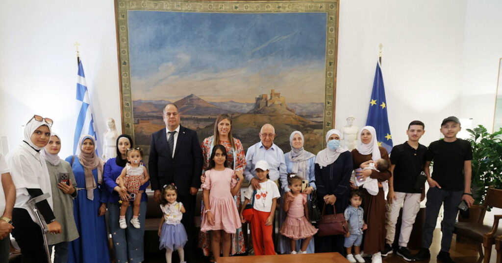 Συνάντηση του Νικήτα Κακλαμάνη με παιδιά από την Παλαιστίνη στη Βουλή