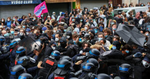 Κοινωνική αναταραχή στη Γαλλία: Προσαγωγές και επεισόδια σε πολλές πόλεις