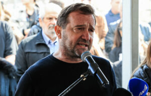 Οργισμένη αντίδραση Πλακιά για τη διαρροή φωτογραφιών θυμάτων των Τεμπών