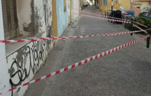 Κατάρρευση τμημάτων πολυκατοικίας και μπαλκονιού στο Ηράκλειο Κρήτης