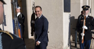 Διορισμός του Σεμπαστιάν Λεκορνού ως Πρωθυπουργού της Γαλλίας