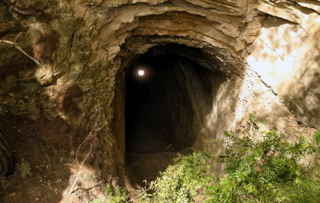 Άνδρας εντοπίστηκε χωρίς τις αισθήσεις του σε σπηλιά στη Λάρισα