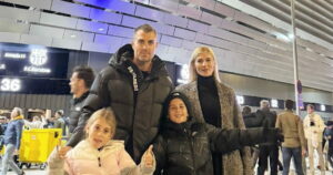 Ο Στέλιος Χανταμπάκης συνοδεύει την κόρη του στην πρώτη μέρα στο σχολείο στη Μαδρίτη